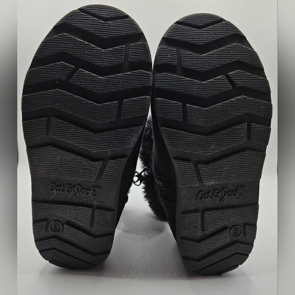 Cat & Jack, black, faux-fur lined, zip-up boots. Size 9 - Picture 9 of 10